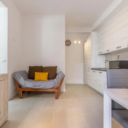 Guesthost - San Donato Fiere Essential Apartment With Parking Apartamento Bolonha