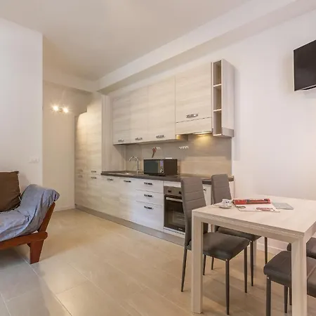 アパート Guesthost - San Donato Fiere Essential Apartment With Parking *