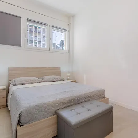 アパート Guesthost - San Donato Fiere Essential Apartment With Parking ボローニャ