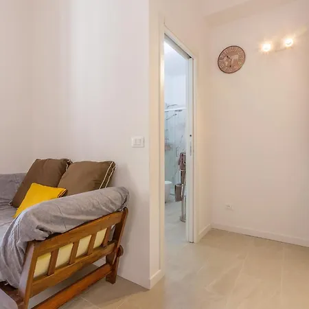 Guesthost - San Donato Fiere Essential Apartment With Parking *